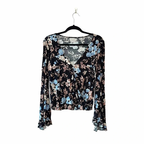 American Eagle Crepe Black Floral Print Wrap Front Bell Sleeve Top Small Women’s - Picture 1 of 11